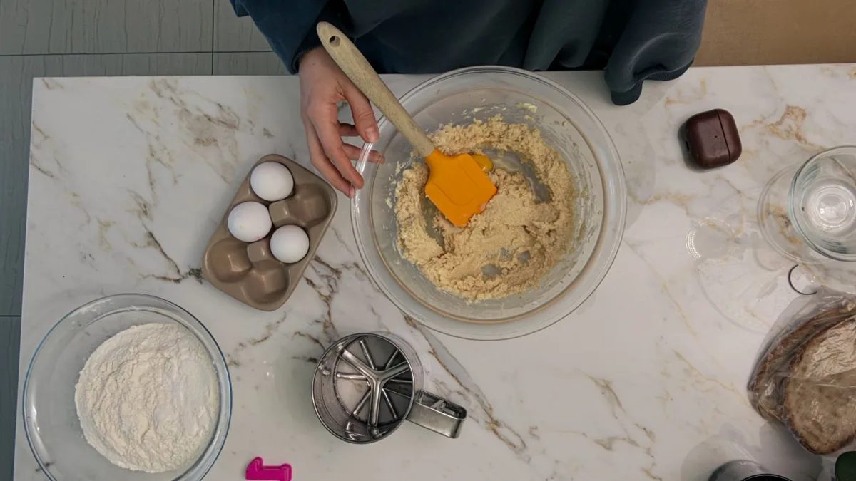 Dessécher la pâte à choux sur feu doux, en la travaillant à la spatule