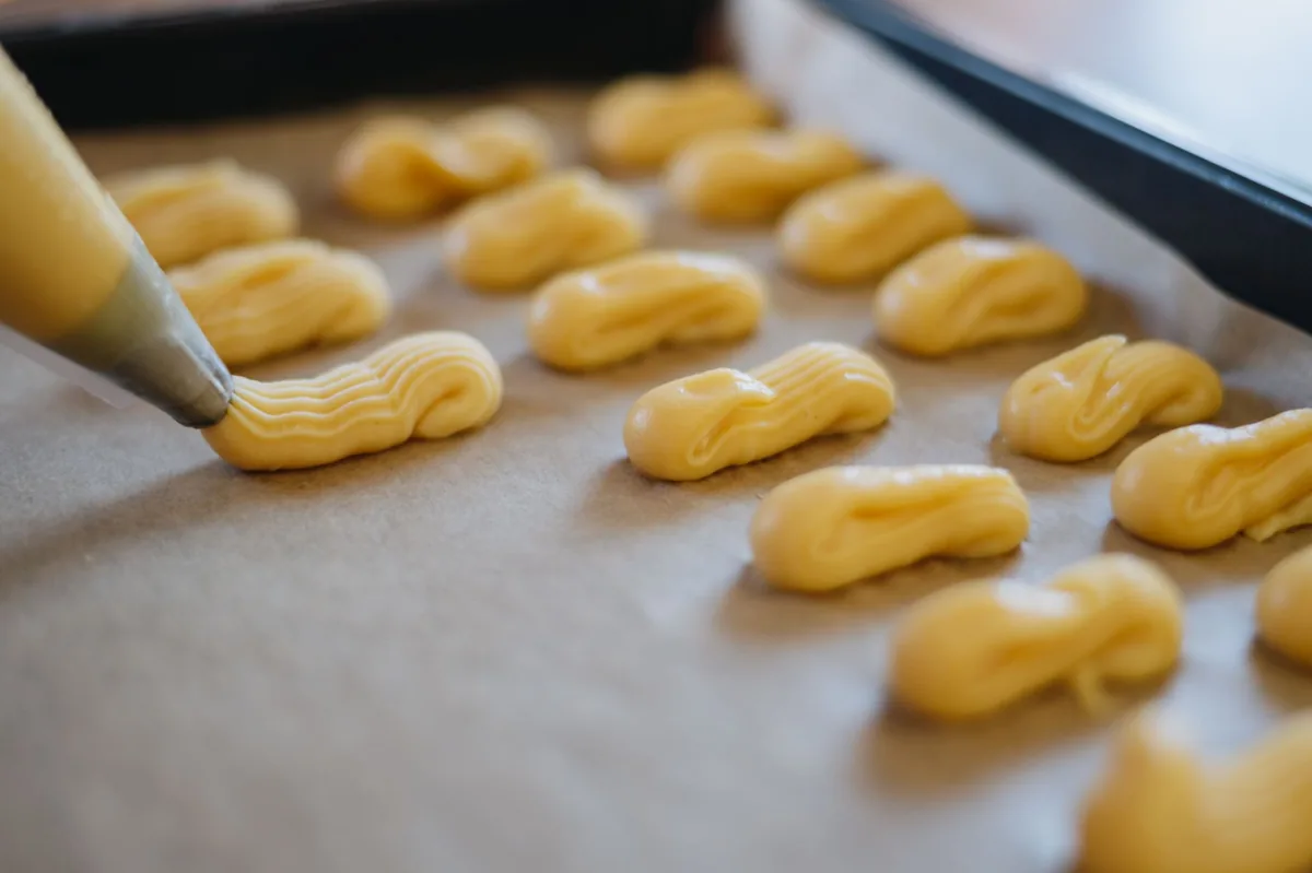 Choux à la crème dressés en plaque, prêts pour le four