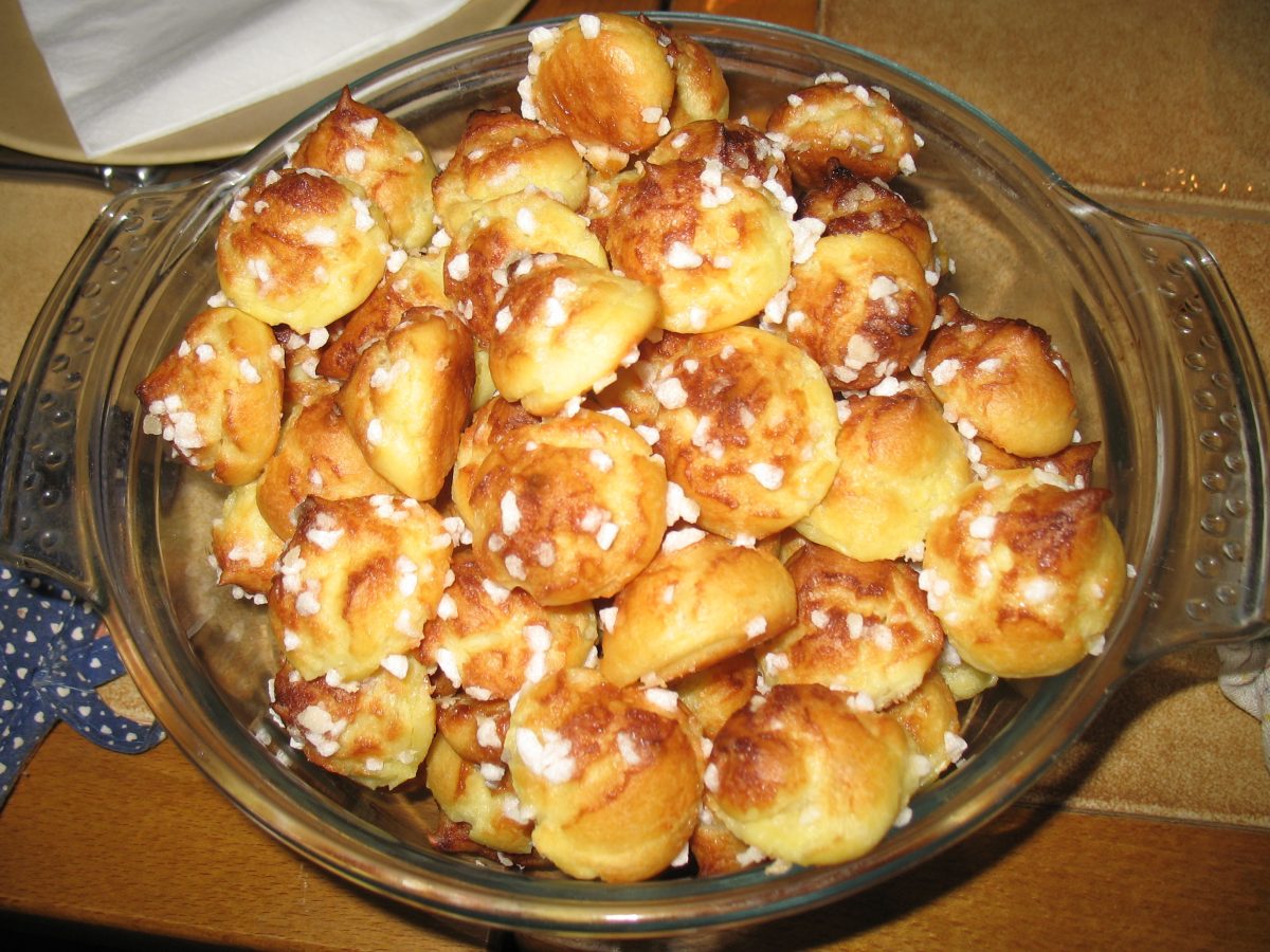 Chouquettes maison, choux nus dores recouverts de sucre perle, non garnis