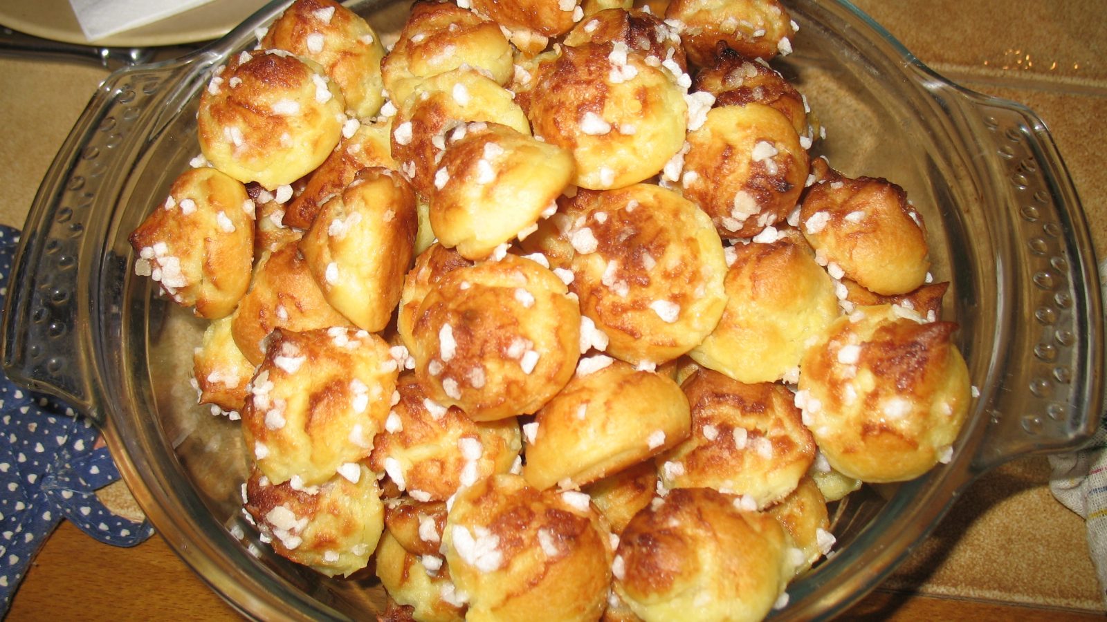 Chouquettes maison, choux nus dores recouverts de sucre perle, non garnis