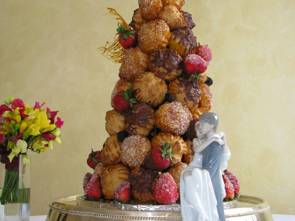 Pièce montée croquembouche, tour de choux caramélisés décorée de sucre filé et de fruits rouges — photo : Eric Baker (CC BY-SA 3.0, Wikimedia Commons)