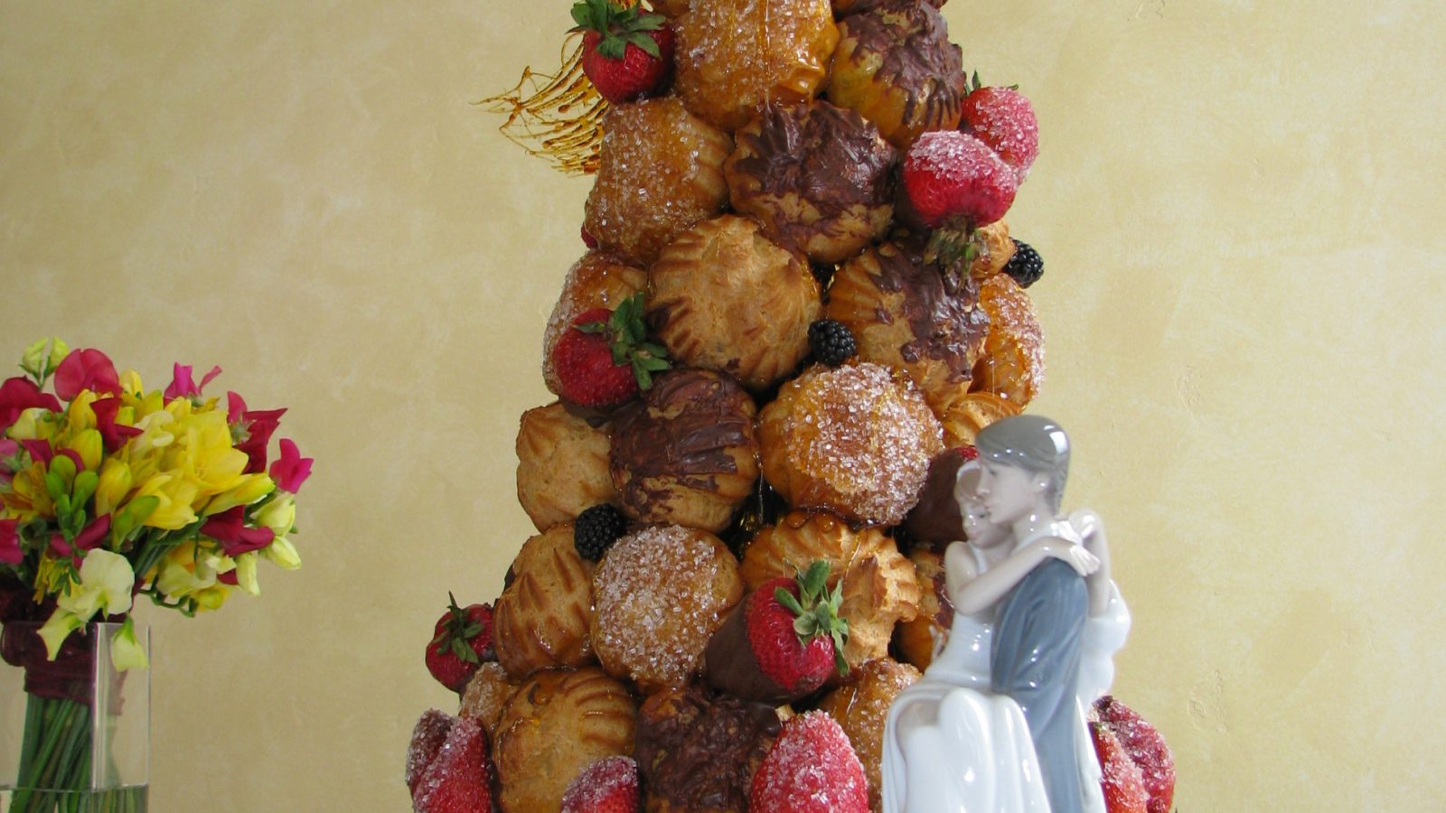 Pièce montée croquembouche, tour de choux caramélisés décorée de sucre filé et de fruits rouges — photo : Eric Baker (CC BY-SA 3.0, Wikimedia Commons)