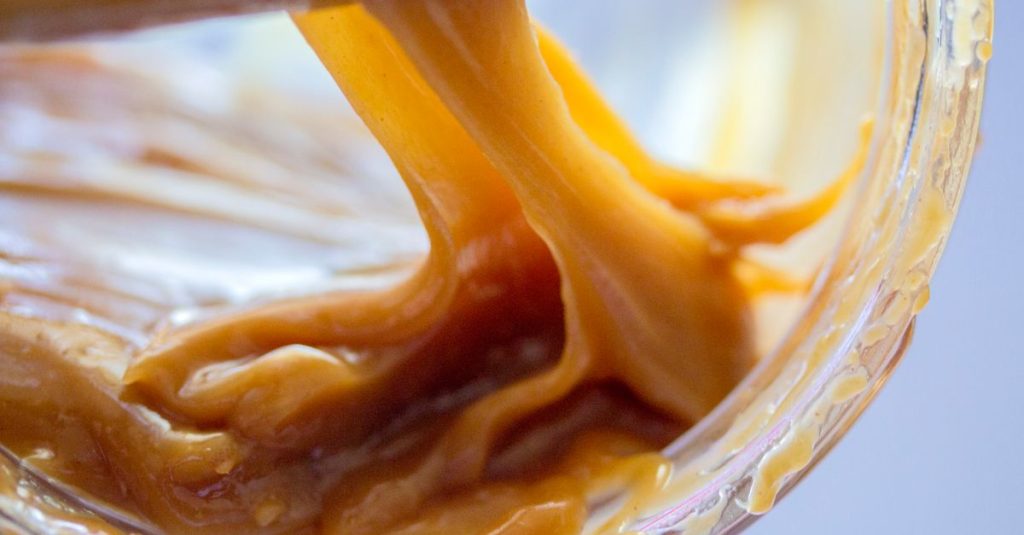 Sucre cuit filant et doré, au stade du grand cassé, prêt pour le collage des petits choux
