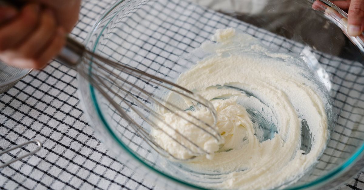 Crème fouettée à la main au fouet, sans siphon, dans un saladier