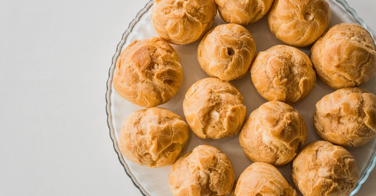 Choux cuits et gonflés, craquelures dorées jusque dans les fissures