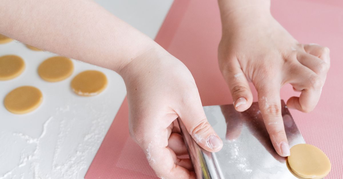 Disques de pâte à craquelin détaillés au petit emporte-pièce rond