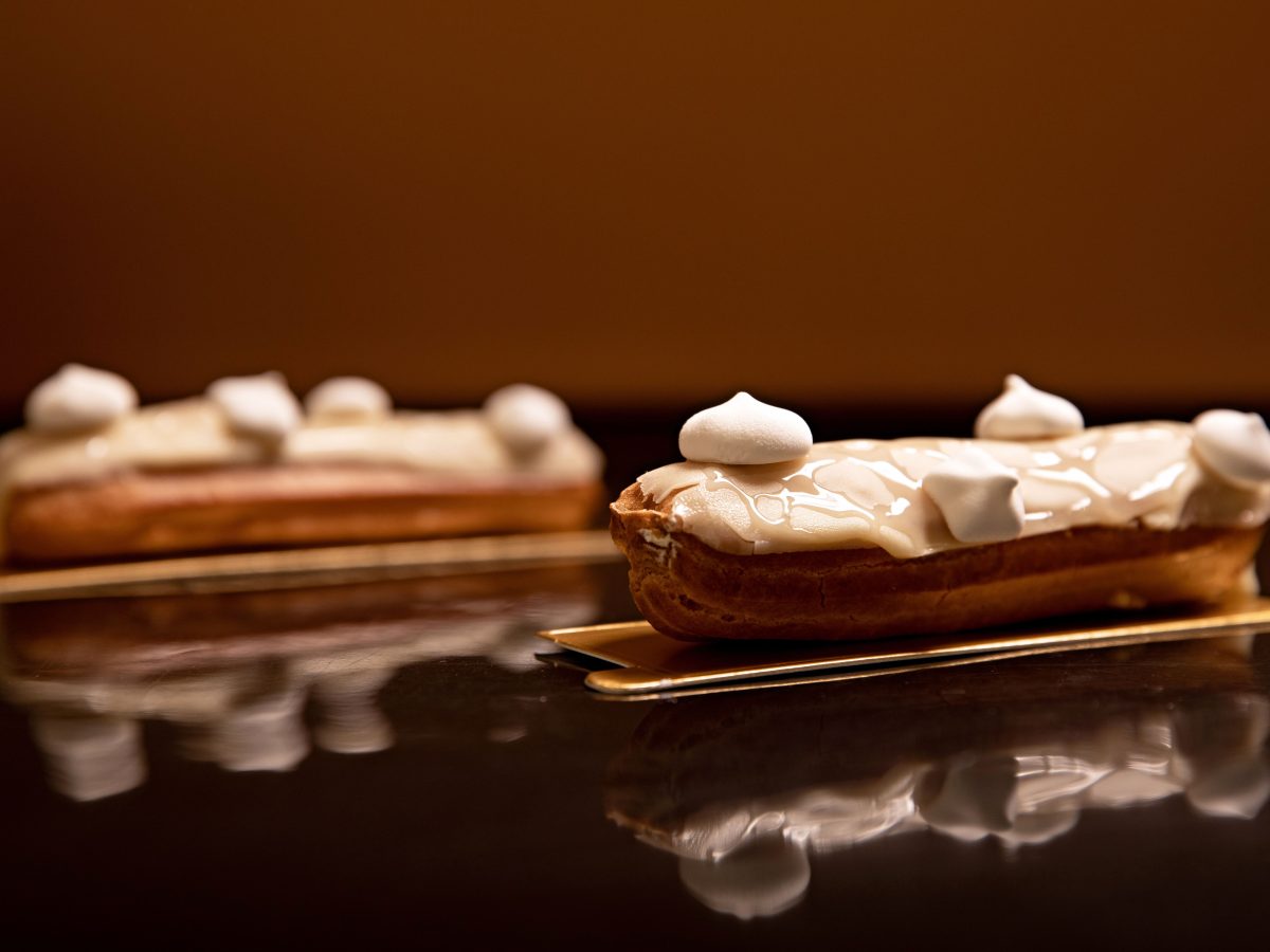 Éclairs glacés au fondant blanc, finition vanille et meringue