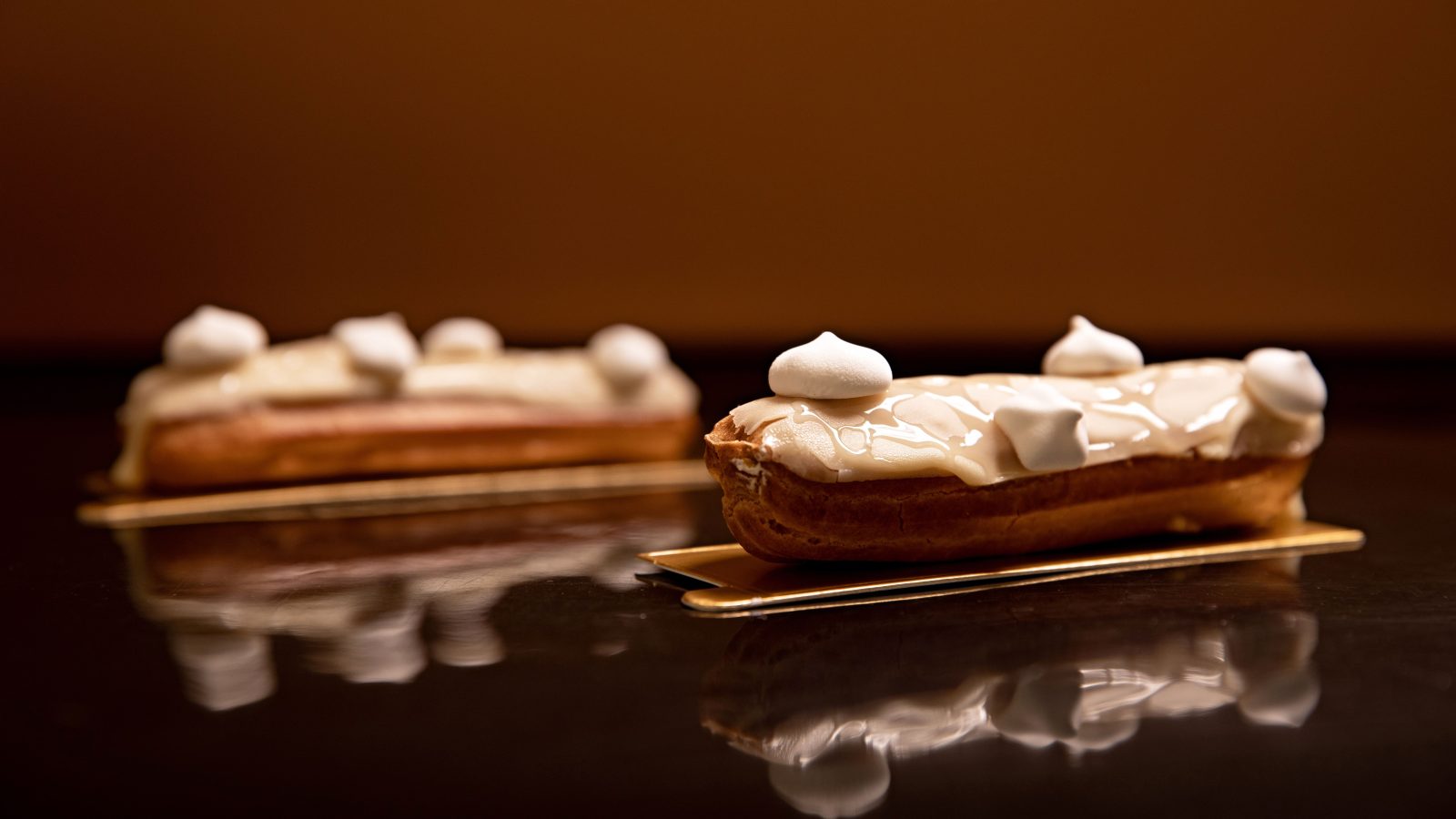 Éclairs glacés au fondant blanc, finition vanille et meringue