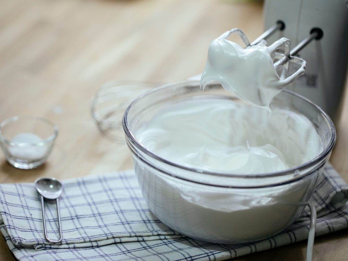 Crème fouettée maison montée au batteur électrique, texture ferme