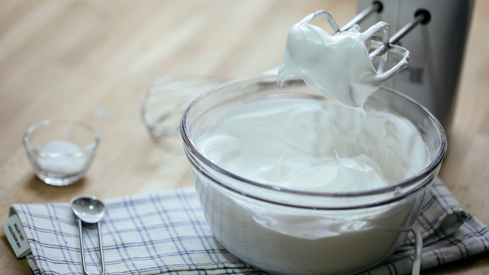 Crème fouettée maison montée au batteur électrique, texture ferme