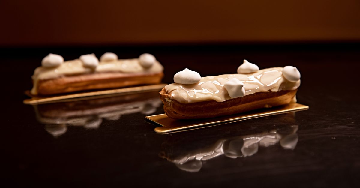 Éclair glacé au fondant, relief de la douille cannelée visible sous le glaçage