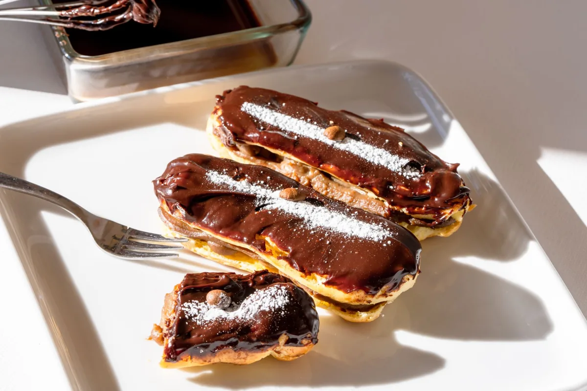 Eclairs au chocolat saupoudres de sucre glace