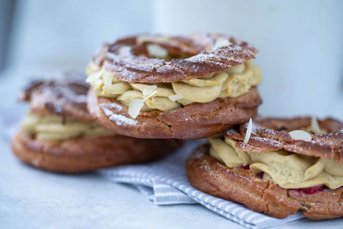 Paris-Brest garnis de creme pralinee et amandes effilees