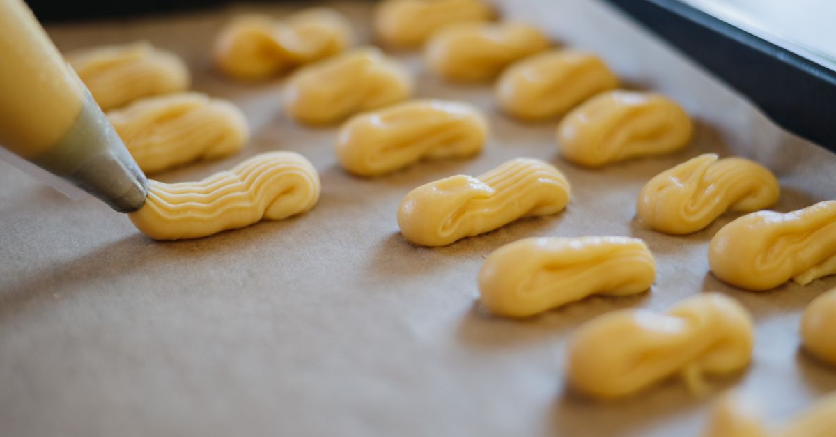 Pâte à choux pochée en bâtonnet avec une douille cannelée dite à éclair, relief strié visible