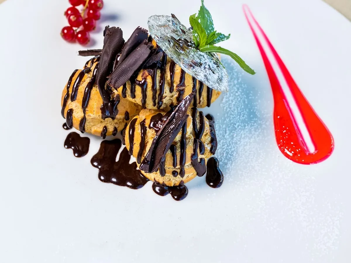 Choux garnis nappes de chocolat sur assiette