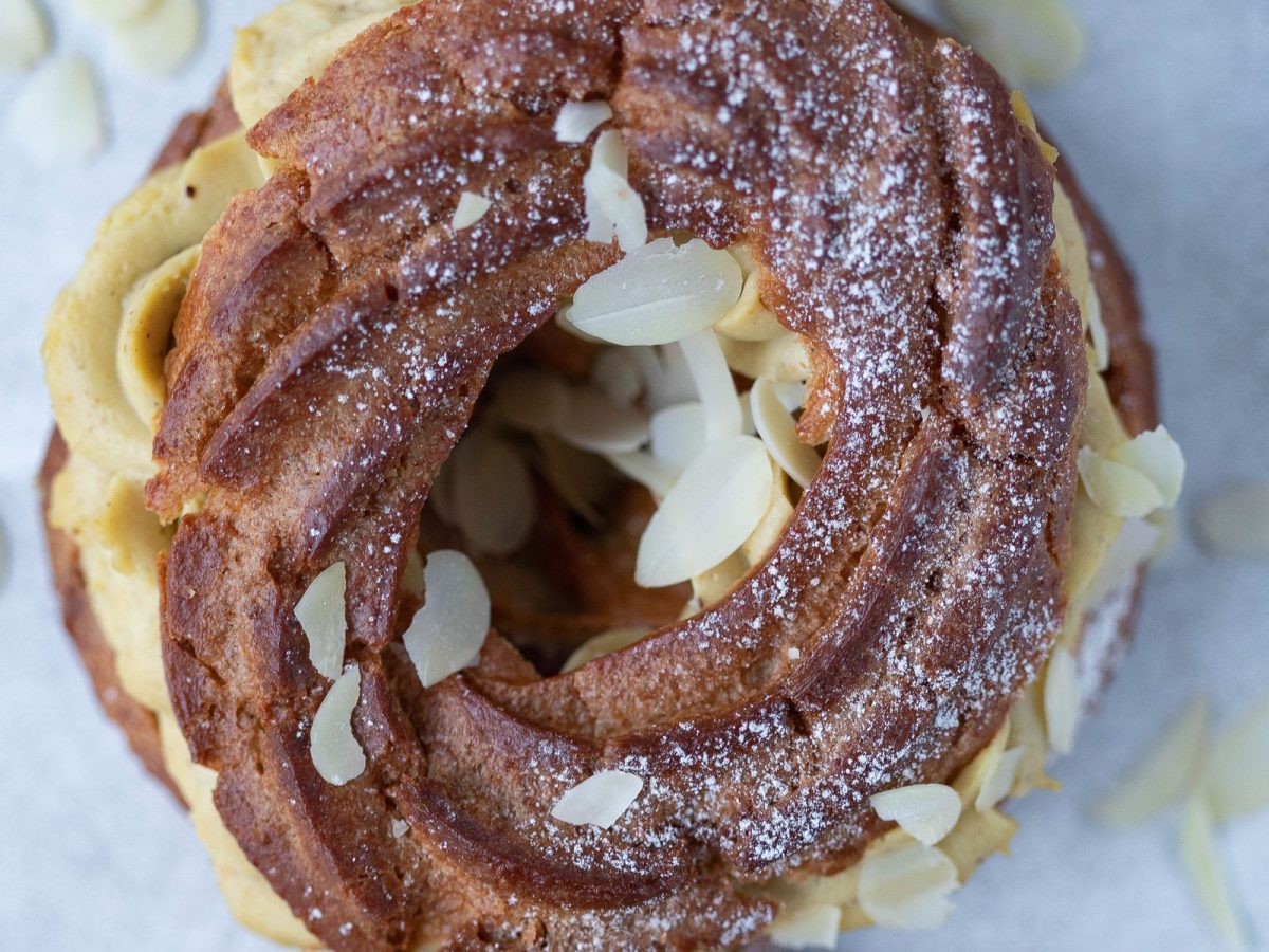 Coupe d une couronne de pate a choux montrant la garniture creme pralinee a l interieur