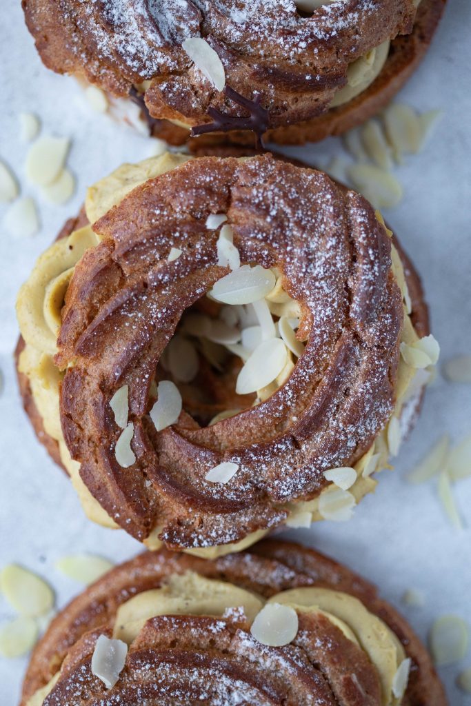 Couronnes de Paris-Brest vues de dessus, cannelures régulières, amandes effilées et sucre glace