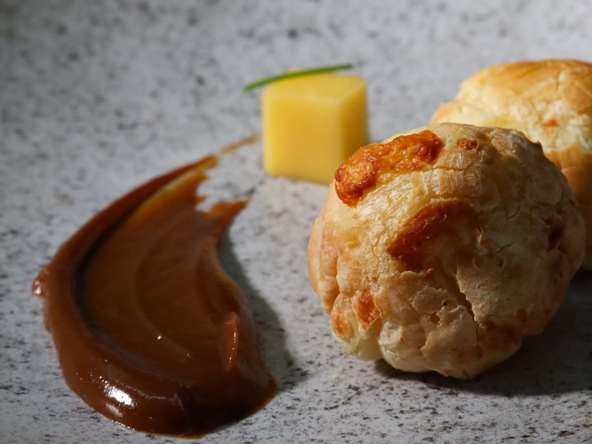 Gougeres dorees au fromage, choux sales gonfles et craquants