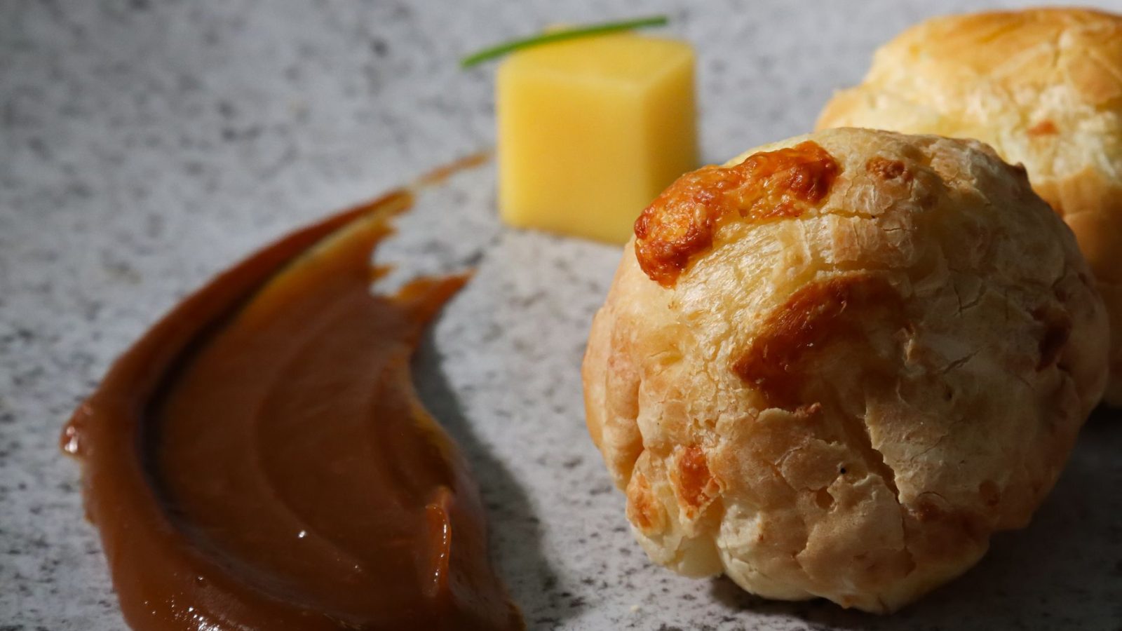 Gougeres dorees au fromage, choux sales gonfles et craquants