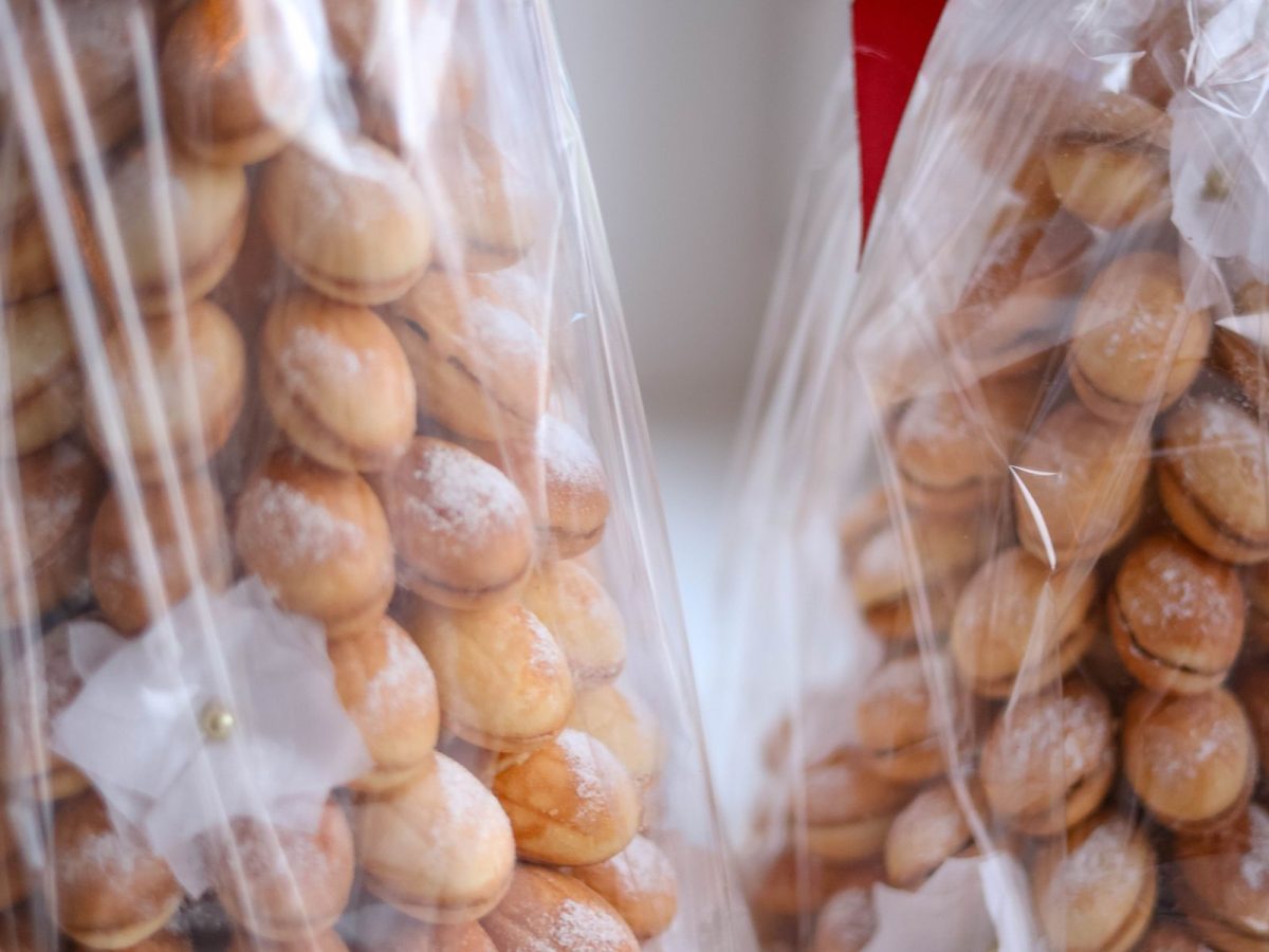 Croquembouche de mariage entier, cone de choux carameli.ses embale et noue d un ruban