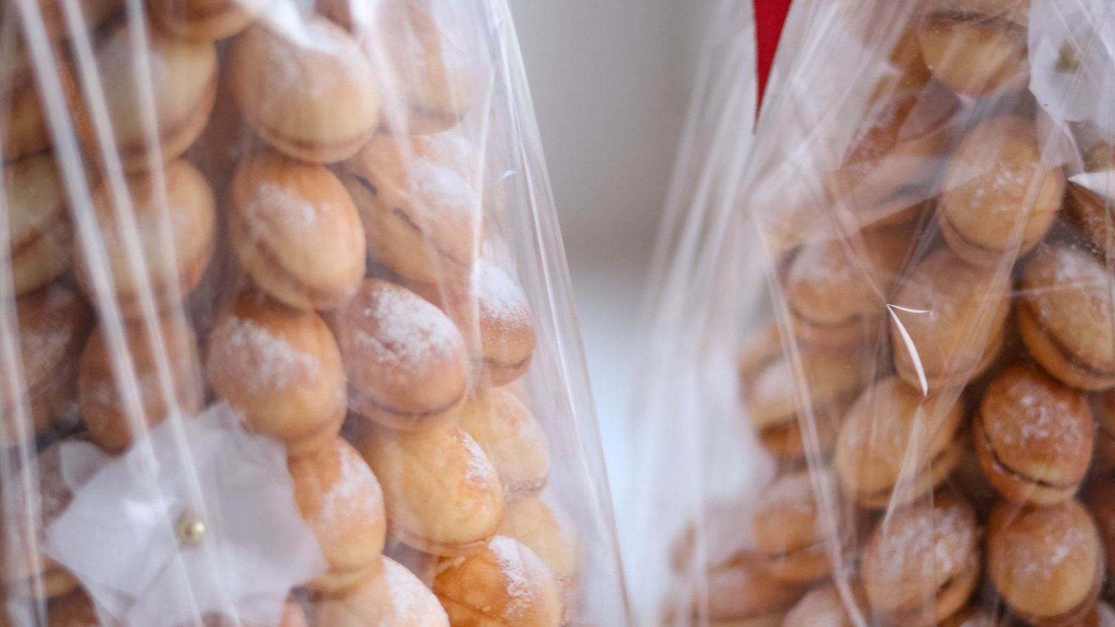Croquembouche de mariage entier, cone de choux carameli.ses embale et noue d un ruban
