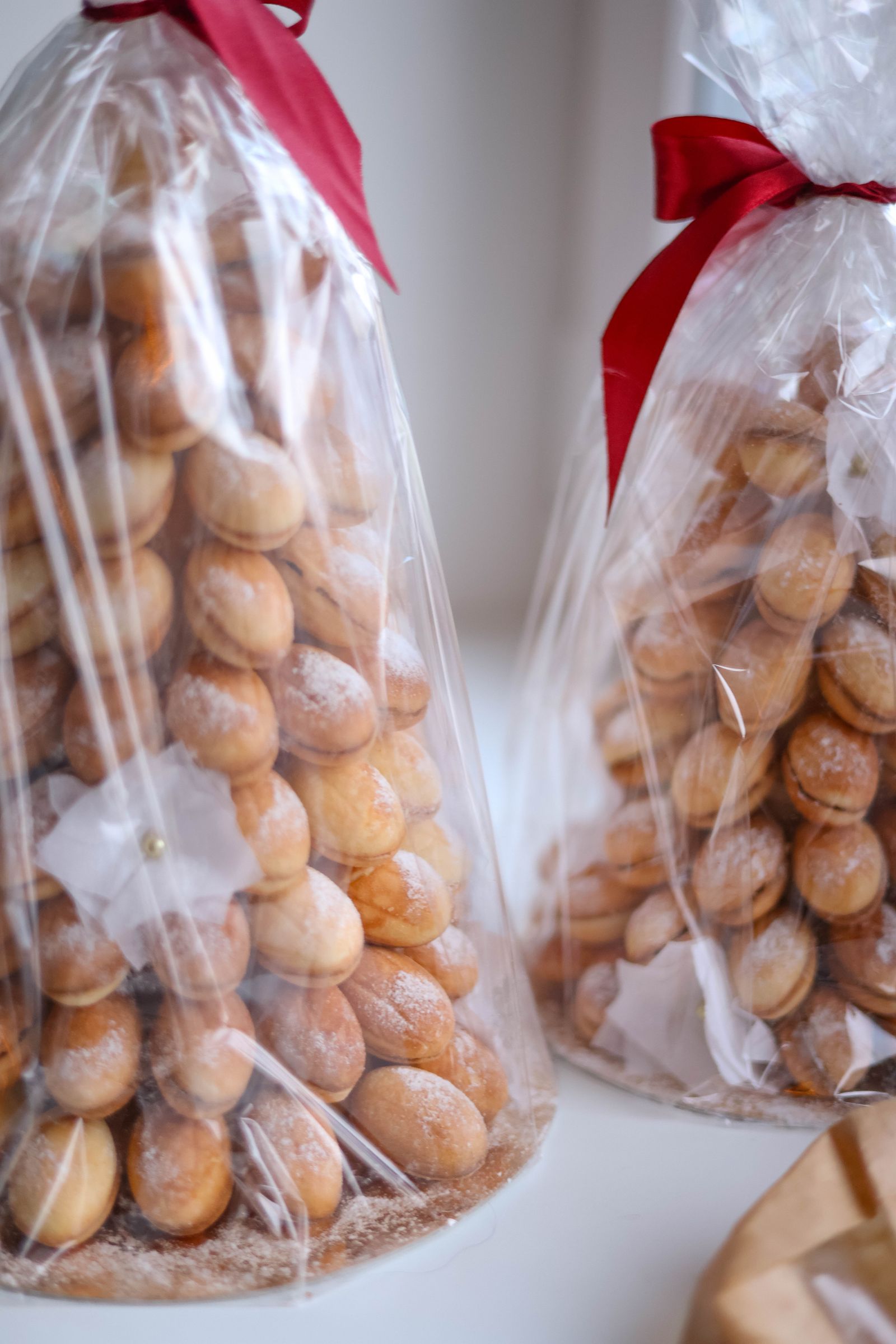Croquembouche de mariage entier, cône de choux caramélisés, emballé et noué d'un ruban