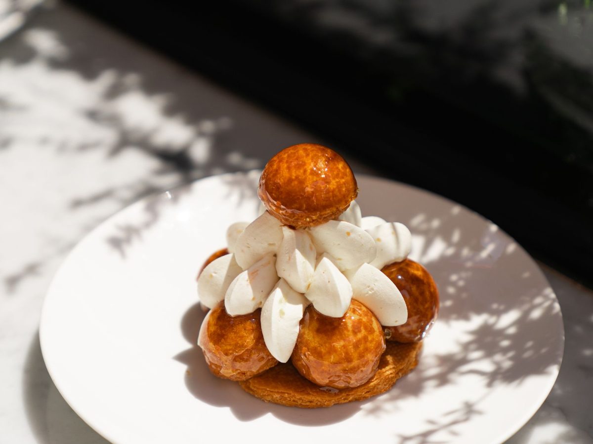 Saint-Honoré : fond feuilleté, choux caramélisés et crème sur le pourtour