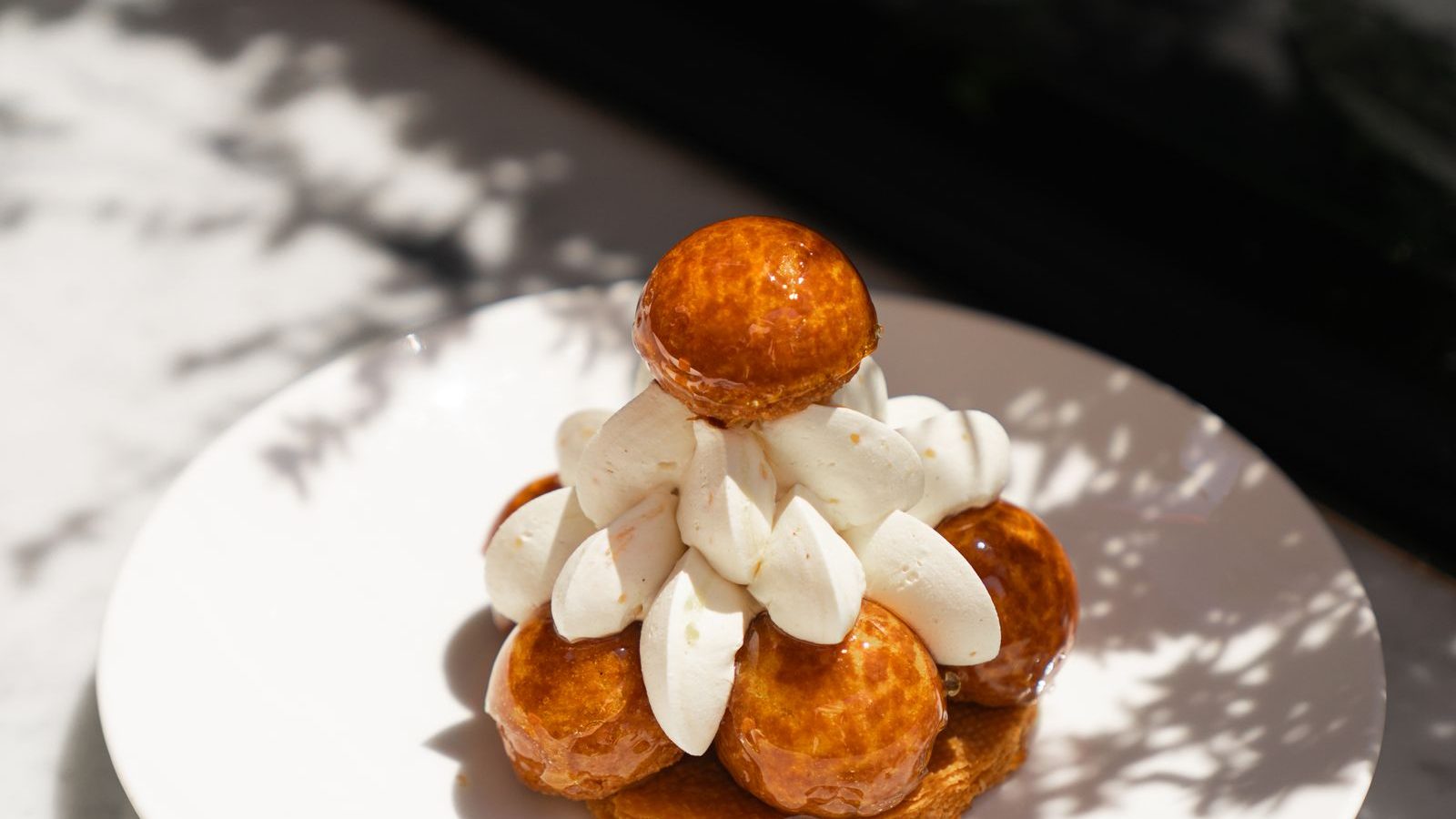 Saint-Honoré : fond feuilleté, choux caramélisés et crème sur le pourtour