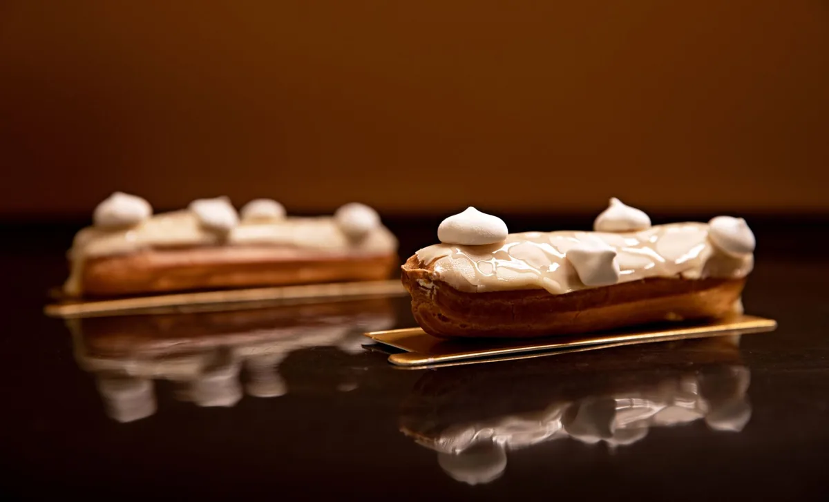 Deux choux allonges nappes d un glacage cafe brillant