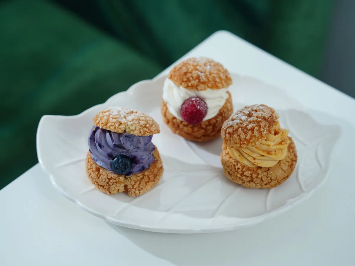 Trois choux a craquelin garnis de cremes parfumees
